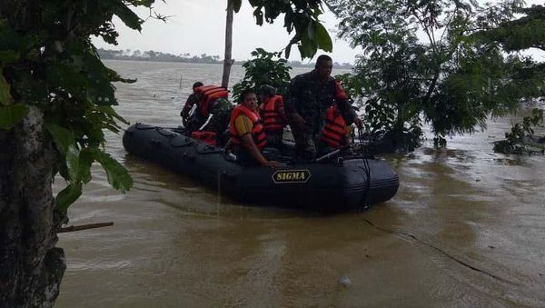 Kostrad Bantu Korban Banjir Karawang