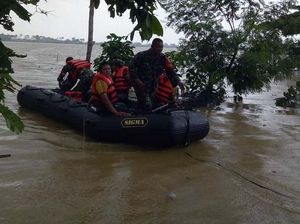 Kostrad Bantu Korban Banjir Karawang