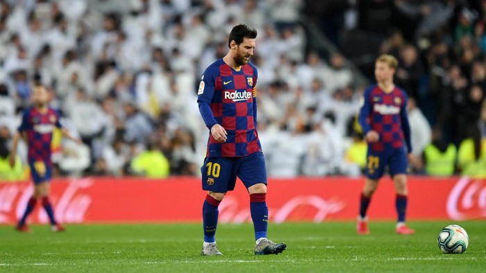 MADRID, SPAIN - MARCH 01: Lionel Messi of FC Barcelona looks dejected after they conceded their first goal during the Liga match between Real Madrid CF and FC Barcelona at Estadio Santiago Bernabeu on March 01, 2020 in Madrid, Spain. (Photo by David Ramos/Getty Images)