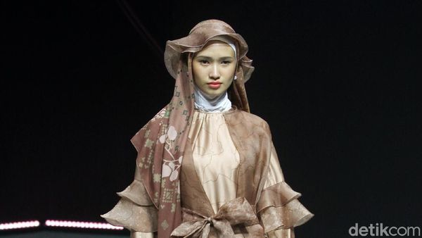 12 Koleksi Busana Muslim ETU by Restu Anggraini di MUFFEST 2020