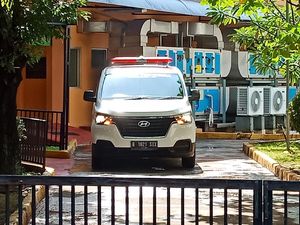 Ambulans RSPP-RS EMC Turunkan Pasien di Gedung Isolasi RSPI Sulianti Saroso Ambulans RSPP-RS EMC Turunkan Pasien di Gedung Isolasi RSPI Sulianti Saroso