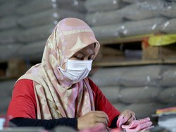 Penting Nih! Tips Pakai Masker Earloop Untuk Hijabers