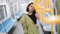 Adu Gaya 13 Artis Indonesia Saat Naik MRT