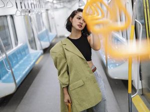 Adu Gaya 13 Artis Indonesia Saat Naik MRT
