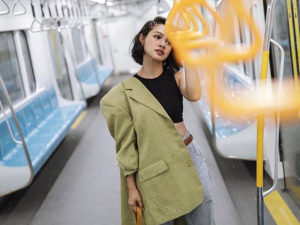 Adu Gaya 13 Artis Indonesia Saat Naik MRT Adu Gaya 13 Artis Indonesia Saat Naik MRT