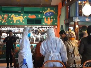 Berpakaian Khusus, Tim Dinkes DKI Sterilisasi Amigos Kemang