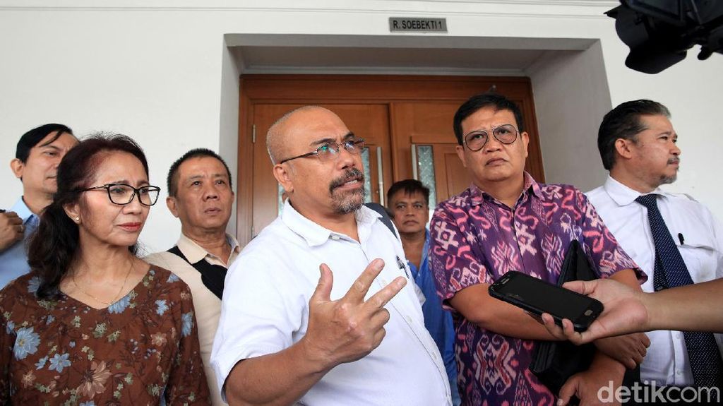 Warga Hadiri Sidang Lanjutan Gugatan Class Action Banjir Jakarta Warga Hadiri Sidang Lanjutan Gugatan Class Action Banjir Jakarta