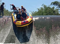 Main Rafting di Sungai Cisadane Bogor, Seru!