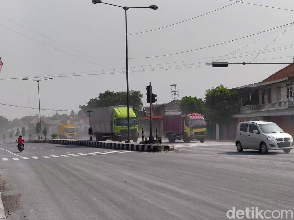 Hujan Abu Merapi Selimuti Jalan Yogya-Solo, Jarak Pandang Terbatas!