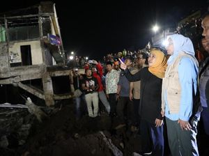 Momen Gubernur Khofifah Tinjau Lokasi Ruko Ambruk di Jember