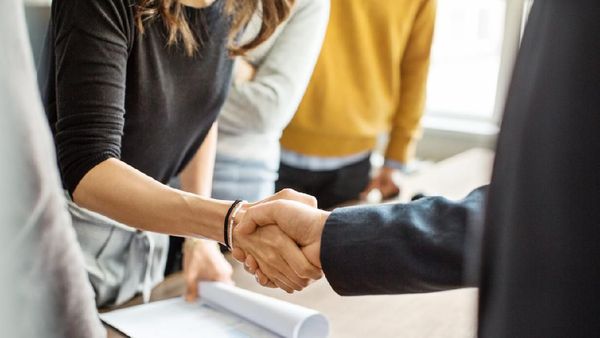 4 Cara Memberi Salam Selain Berjabat Tangan dan Makna di Baliknya