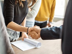 Tentang Salam dan Hukum Jabat Tangan di Tengah Wabah Virus Corona