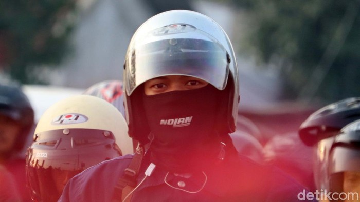 Jawa Barat siaga 1 virus corona, pasca dua warga Depok positif corona. Untuk menangkal penyebaran virus tersebut, warga Kota Bandung ramai-ramai gunakan masker.