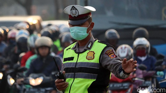 Jawa Barat siaga 1 virus corona, pasca dua warga Depok positif corona. Untuk menangkal penyebaran virus tersebut, warga Kota Bandung ramai-ramai gunakan masker.