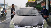 Kawasan Klaten Diguyur Hujan Abu Imbas Erupsi Gunung Merapi