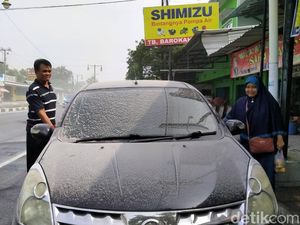 Kawasan Klaten Diguyur Hujan Abu Imbas Erupsi Gunung Merapi