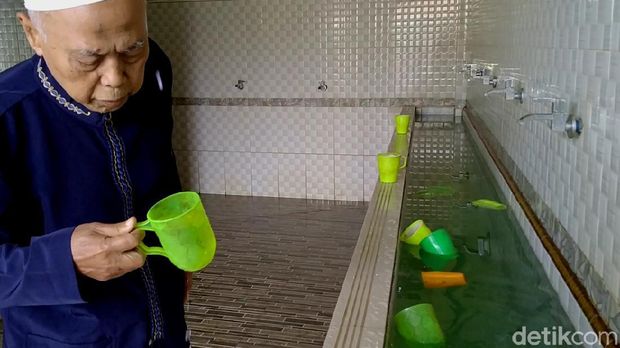 Ini Hasil Uji Lab Air Masjid Pekalongan yang Tetiba Hijau Seperti Sirup