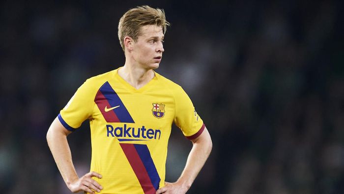 De Jong SEVILLE, SPAIN - FEBRUARY 09: Frenkie de Jong of FC Barcelona reacts during the Liga match between Real Betis Balompie and FC Barcelona at Estadio Benito Villamarin on February 09, 2020 in Seville, Spain. (Photo by Aitor Alcalde/Getty Images)