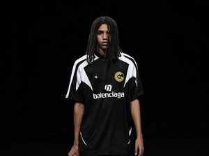 Model Kebanjiran di Catwalk Balenciaga saat Paris Fashion Week