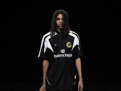 Model Kebanjiran di Catwalk Balenciaga saat Paris Fashion Week