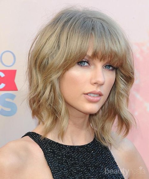 Image of Taylor Swift medium shaggy curls