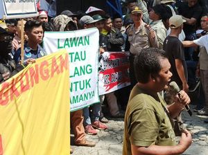 Warga Minta Pembangunan Jalan Poros Tengah Garut Disetop
