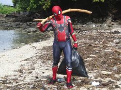 Aksi Bersih-bersih Diapresiasi, Spiderman Parepare Diberi Hadiah Umroh