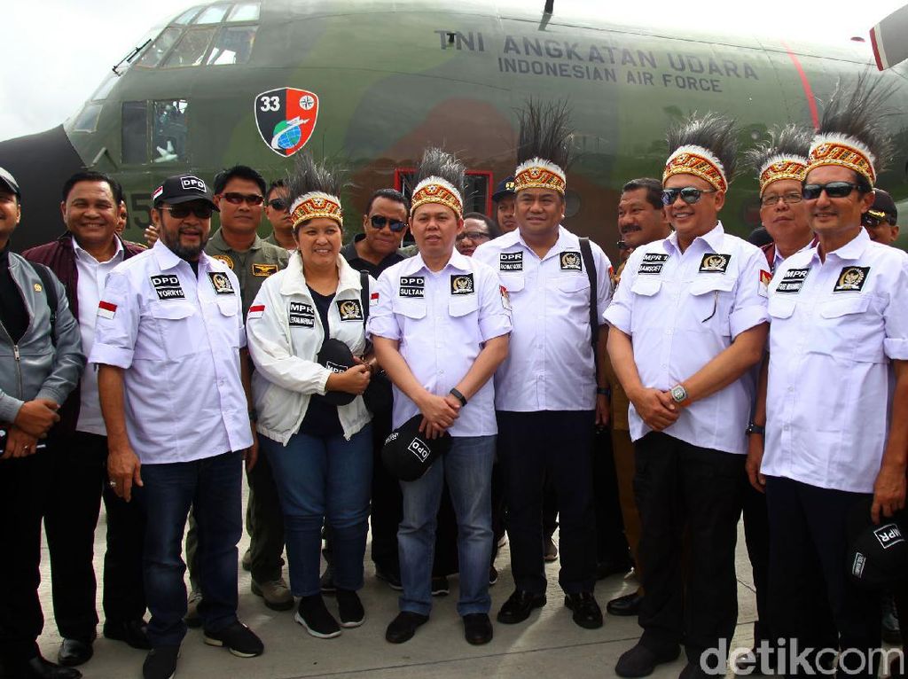 Pakai Ikat Kepala Rumbai, Pimpinan MPR Kunjungi Wamena Pakai Ikat Kepala Rumbai, Pimpinan MPR Kunjungi Wamena