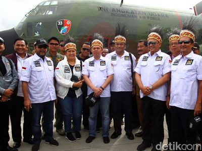 Pakai Ikat Kepala Rumbai, Pimpinan MPR Kunjungi Wamena