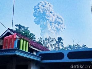 Warga Menyaksikan Ada Percikan Api saat Gunung Merapi Erupsi