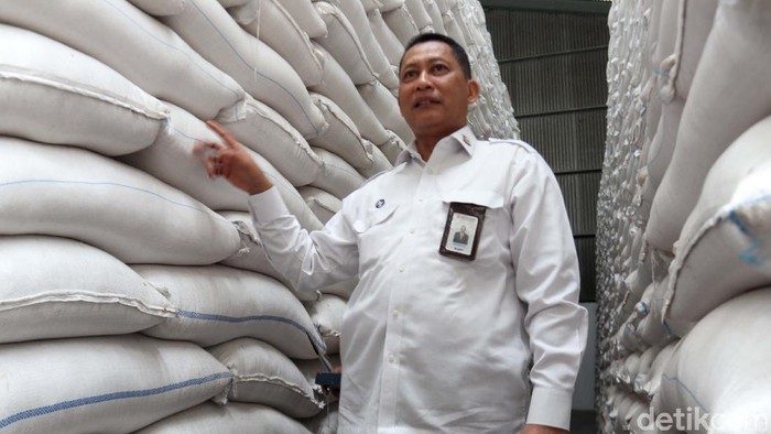 Direktur Utama Perum Bulog Budi Waseso mengunjungi Gudang Bulog Gedebage, Bandung, Selasa (3/2). Buwas memastikan stok beras untuk Idul Fitri 2020 aman.