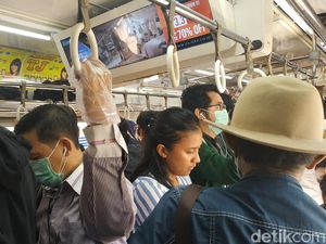 Waspada Corona, Penumpang KRL Bekasi-Kota Ini Tangannya Diplastikin Waspada Corona, Penumpang KRL Bekasi-Kota Ini Tangannya Diplastikin