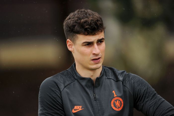 Kepa Arrizabalaga COBHAM, ENGLAND - FEBRUARY 24: Kepa Arrizabalaga of Chelsea walks out ahead of a training session ahead of their UEFA Champions League Round of 16 first leg match against Bayern Munich at Chelsea Training Ground on February 24, 2020 in Cobham, England. (Photo by Alex Burstow/Getty Images)