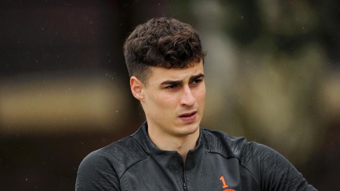 COBHAM, ENGLAND - FEBRUARY 24: Kepa Arrizabalaga of Chelsea walks out ahead of a training session ahead of their UEFA Champions League Round of 16 first leg match against Bayern Munich at Chelsea Training Ground on February 24, 2020 in Cobham, England. (Photo by Alex Burstow/Getty Images)