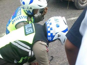 Pemotor Tak Pakai Helm Tolak Disetop Polantas, Ternyata Kantongi Sabu
