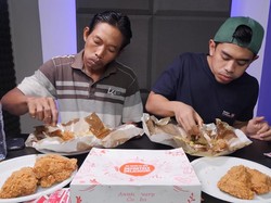 Ajak Kuli Bangunan Mukbang Ayam Goreng, Youtuber Ini Banjir Pujian