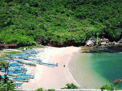 Pantai Gesing di Gunung Kidul yang Punya Spot Foto Keren