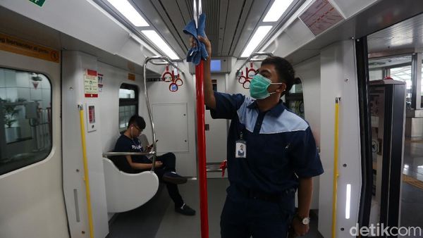 LRT Jakarta Dibersihkan Antisipasi Penyebaran Corona