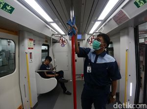 LRT Jakarta Dibersihkan Antisipasi Penyebaran Corona