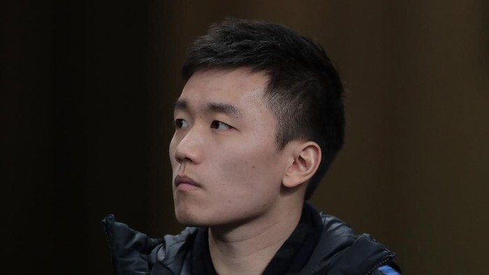 MILAN, ITALY - JANUARY 19:  FC Internazionale president Steven Zhang looks on during the Serie A match between FC Internazionale and US Sassuolo at Stadio Giuseppe Meazza on January 19, 2019 in Milan, Italy.  (Photo by Emilio Andreoli/Getty Images)