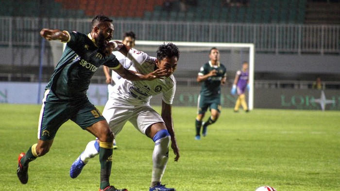 Pesepak bola Persikabo 1973 Arthur Bonai (kiri) berebut bola dengan pesepak bola Arema FC Bagas Adi (kanan) dalam lanjutan Liga Satu 2020 di Stadion Pakansari, Bogor, Jawa Barat, Senin (2/3/2020). ANTARA FOTO/Yulius Satria Wijaya/aww.