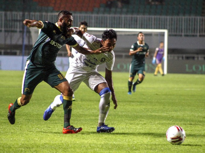 Pesepak bola Persikabo 1973 Arthur Bonai (kiri) berebut bola dengan pesepak bola Arema FC Bagas Adi (kanan) dalam lanjutan Liga Satu 2020 di Stadion Pakansari, Bogor, Jawa Barat, Senin (2/3/2020). ANTARA FOTO/Yulius Satria Wijaya/aww.