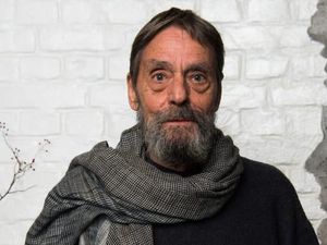 Seniman Performans Ulay Meninggal di Usia 76 Tahun