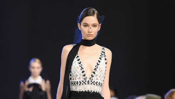 12 Gaun Indah Hitam Putih Elie Saab di Paris Fashion Week 2020