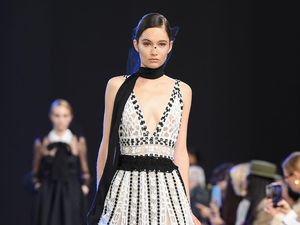 12 Gaun Indah Hitam Putih Elie Saab di Paris Fashion Week 2020
