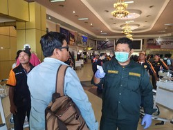 Antisipasi Corona, Suhu Tubuh Penumpang di Bandara Sentani Papua Diperiksa