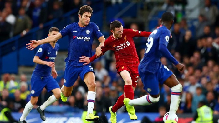 LONDON, ENGLAND - SEPTEMBER 22: Andrew Robertson of Liverpool battles for the ball with Marcos Alonso of Chelsea during the Premier League match between Chelsea FC and Liverpool FC at Stamford Bridge on September 22, 2019 in London, United Kingdom. (Photo by Dan Istitene/Getty Images)