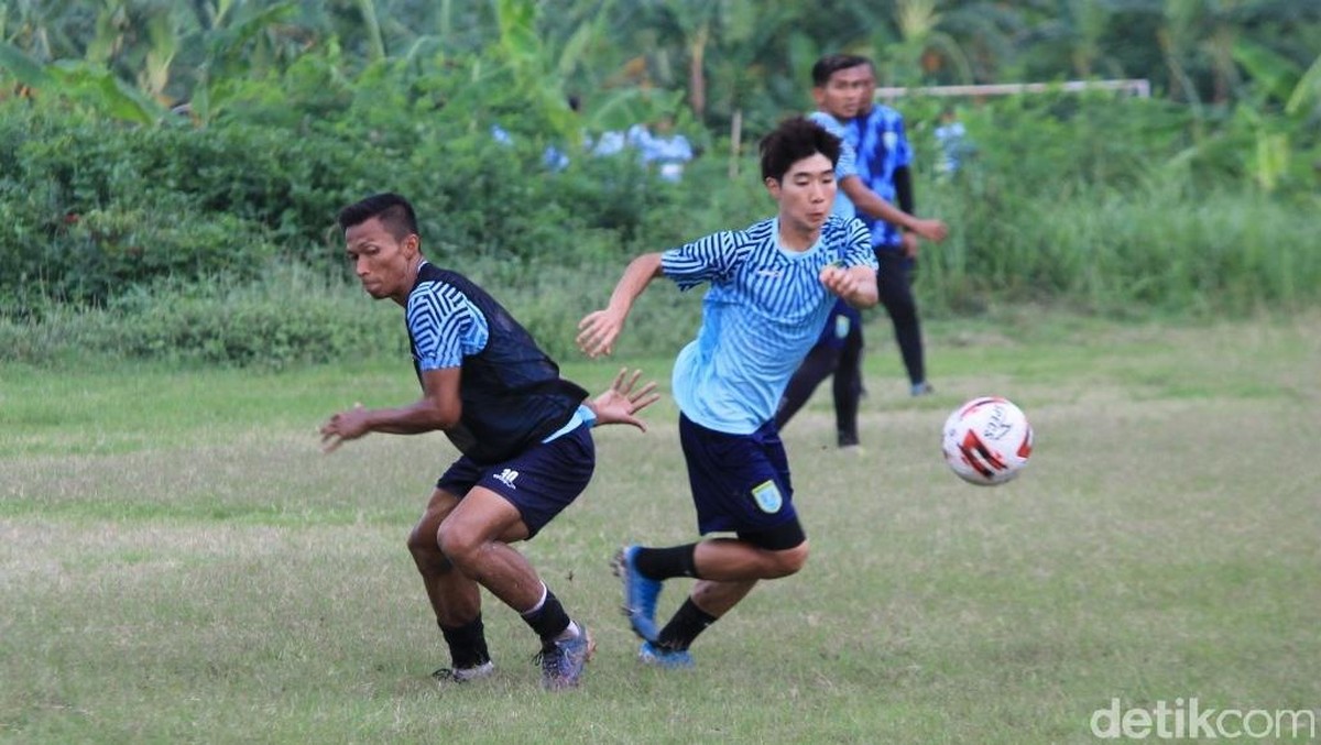 Persela Lamongan menggelar latihan di Lapangan Tanggul, Kecamatan Babat, Lamongan, Selasa (3/3/2020) dini hari WIB. (Foto: Eko Sudjarwo/detikSport)