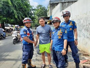 Cincin Nikah Warga Jatuh di Got Kembangan Jakbar, Damkar Turun Tangan