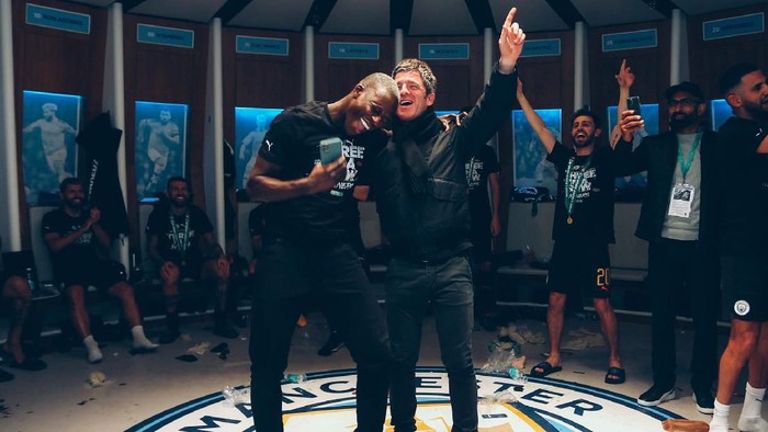 Benjamin Mendy berduet dengan Noel Gallagher di pesta juara Manchester City.